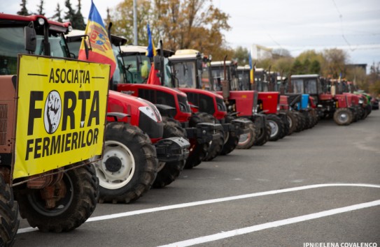 {Фермеры приостановили акцию протеста, но тракторы оставили на ПВНС} Молдавские Ведомости