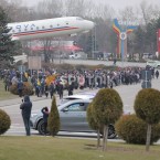 Толпа народу пришла в аэропорт пешком встретить Евгению Гуцул