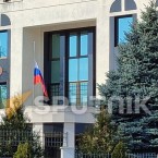 На здании посольства РФ в Кишиневе приспущен флаг России 