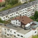 В Кишиневе на крыше многоэтажки незаконно возвышается… двухэтажный дом