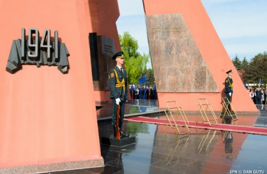 {"Вместе за мир!" - акция примэрии столицы 9 мая на мемориале} Молдавские Ведомости