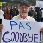 "PAS, good bye!": Молдаване в Лондоне вышли к посольству РМ, требуя отставки Санду