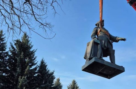 {В Полтаве демонтировали памятник Петру Первому} Молдавские Ведомости