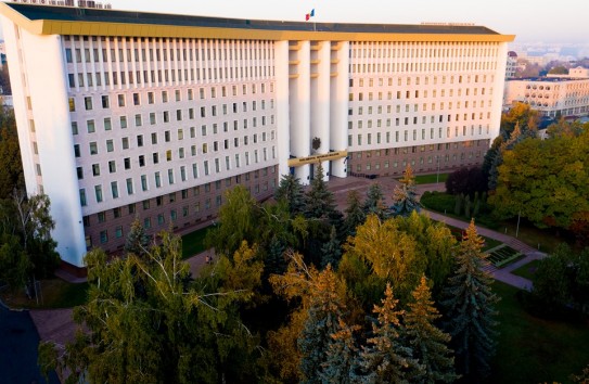 {В следующий парламент могут пройти три партии и два блока} Молдавские Ведомости