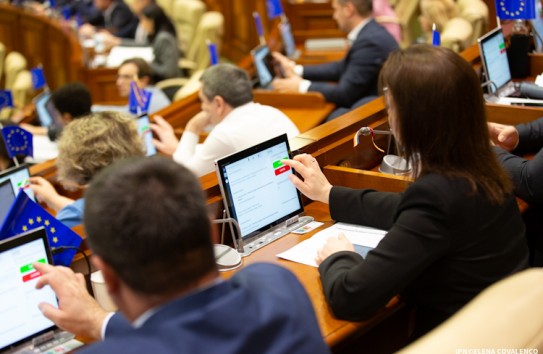 {Законы для чиновников пишут чиновники, голосуют за них чиновники, промульгирует чиновница } Молдавские Ведомости