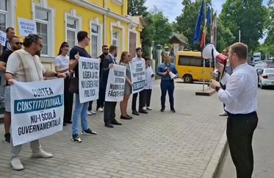 {Понимает ли оппозиция, что назначение старых-новых судей КС обнуляет ее будущее? } Молдавские Ведомости