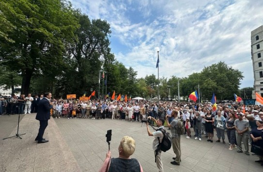 {Митинг в сквере Европы: протестующие потребовали демилитаризации и отставки PAS} Молдавские Ведомости