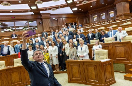 {Парламент принял декларацию о присоединении РМ к ЕС} Молдавские Ведомости