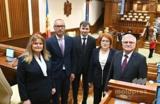 {Фотеску: Личный адвокат президента - судья КС, о какой независимости суда можно говорить?} Молдавские Ведомости