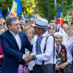 Почему власть решила скрывать, сколько мош Ион тратит на дрова, галоши и веники