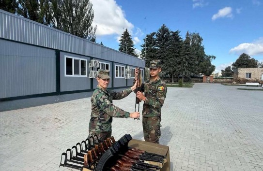 {Новобранцам Молдовы выдали автоматы Калашникова во время принесения военной присяги} Молдавские Ведомости