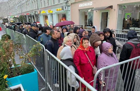 {С утра к посольству Молдовы в Москве пришли десятки избирателей} Молдавские Ведомости