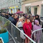 С утра к посольству Молдовы в Москве пришли десятки избирателей