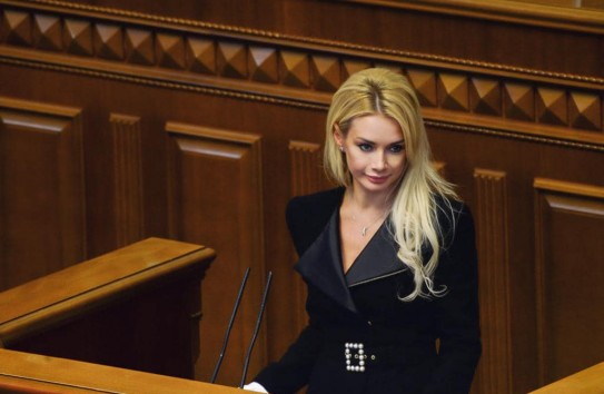 {Бывшего украинского депутата с семьёй сняли с самолёта в Кишинёве} Молдавские Ведомости