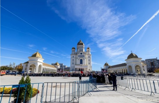 {В национальный собор спасения румын люди стремятся как в мавзолей} Молдавские Ведомости
