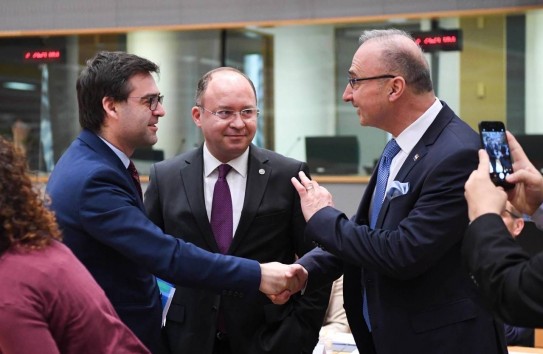 {Попеску сдал мандат депутата} Молдавские Ведомости