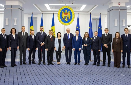 {Кабинет министров Мунтяну сегодня принесет присягу} Молдавские Ведомости