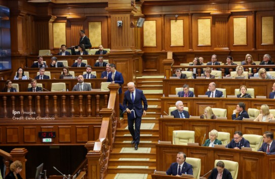 {Зачем новое правительство скрывает персональные данные министров?} Молдавские Ведомости