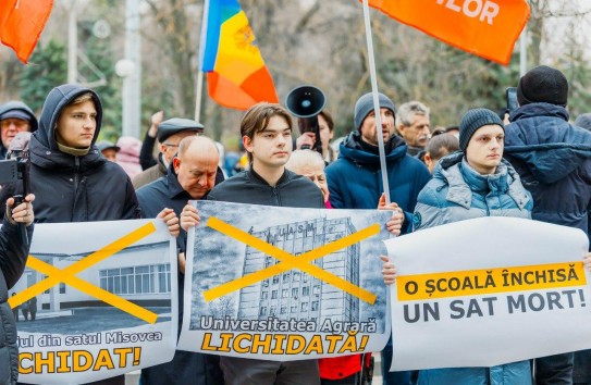 {Социалисты протестуют против закрытия школ } Молдавские Ведомости