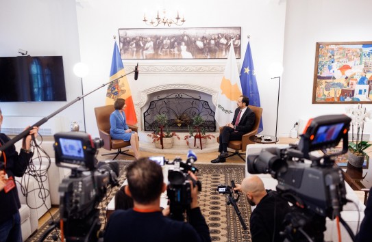 {Санду с Кипра полетела в Афины} Молдавские Ведомости