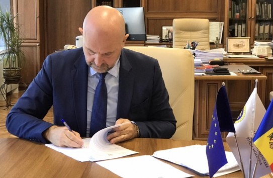 {Боля требует расследовать, как Lukoil Moldova получил терминал в аэропорту} Молдавские Ведомости