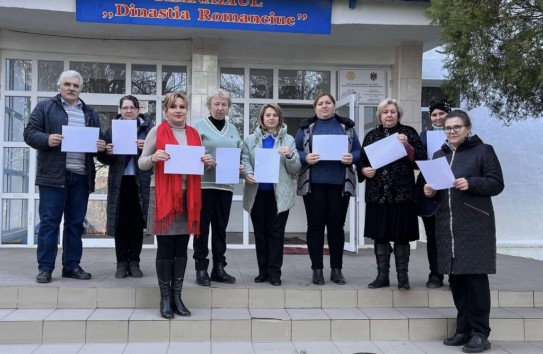 {Учителя вышли на акцию протеста с белыми листами} Молдавские Ведомости