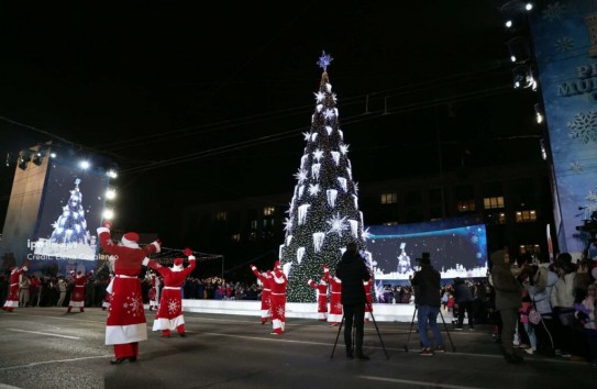 {Новогодняя ночь на ПВНС: концерт и фейерверк} Молдавские Ведомости