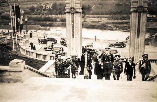 {На «кладбище героев» вернулись орлы, установленные нацистами в память о нацистах } Молдавские Ведомости