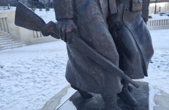 {Жиглицкий, придворный скульптор Чебана, поставил на поток фигуры румынских воинов } Молдавские Ведомости