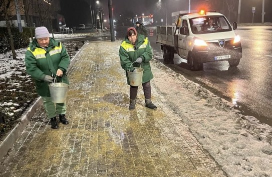 {Мэрия Кишинева дает пригородам 360 тонн противоскользящего материала} Молдавские Ведомости