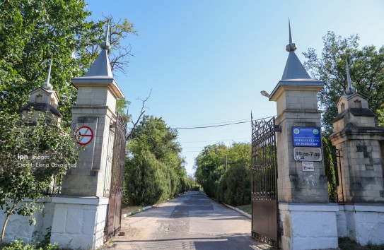 {Врач психиатрической больницы, обвинявшийся в изнасиловании детей, восстановлен в должности } Молдавские Ведомости