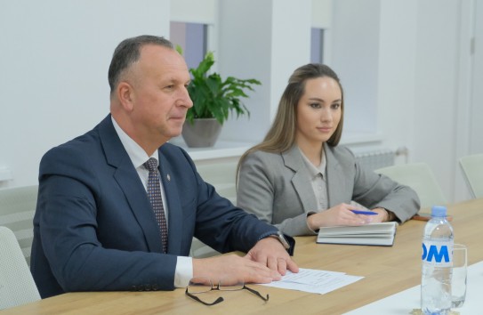 {Сто дней Эмила Чебана: невыполненные обещания, бессвязные речи, отсутствие стратегий } Молдавские Ведомости