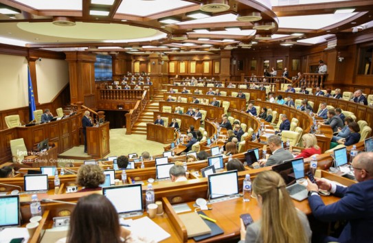 { PAS предлагает дополнить перечень оснований для прекращения депутатского мандата понятием "неправомочности"} Молдавские Ведомости