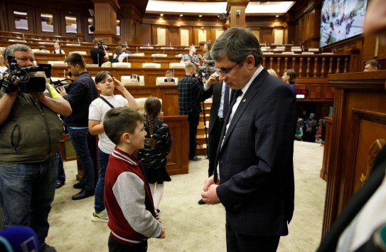 {Гросу: Бросающие вызов власти могут лишиться гражданства} Молдавские Ведомости