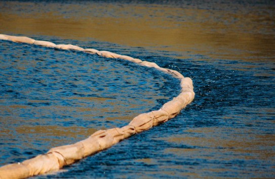 {Новые нефтяные пятна на реке Днестр} Молдавские Ведомости