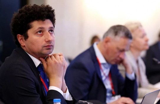 {Депутат, возглавляющий комиссию по экономике, не смог поделить зарплату на стоимость литра дизеля} Молдавские Ведомости