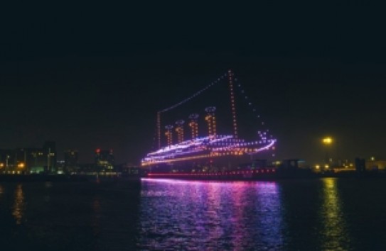 {«Титаник» снова вышел в море: лайнер воссоздали с помощью 950 дронов } Молдавские Ведомости