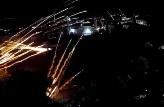 {В пасхальную ночь на греческом острове две церкви «бомбардируют» друг друга снарядами } Молдавские Ведомости