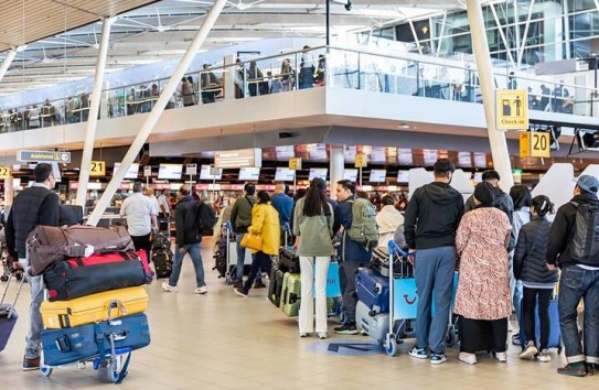 {В аэропортах Европы хаос из-за новой системы контроля: очереди до 4 часов и пропущенные рейсы} Молдавские Ведомости