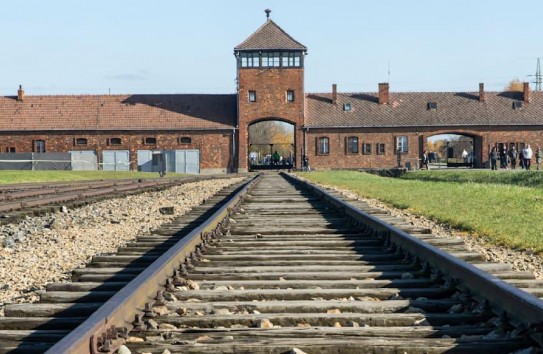 {Наказание для полицейского - посетить концлагерь Аушвиц} Молдавские Ведомости