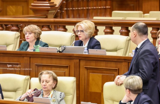 {Оппозиция покинула зал заседаний парламента в знак протеста против принятия нового кодекса} Молдавские Ведомости