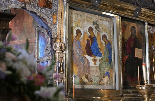 {Ореховые ветви у дверей и молитвы в храмах: православные празднует Троицу} Молдавские Ведомости