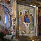 Ореховые ветви у дверей и молитвы в храмах: православные празднует Троицу