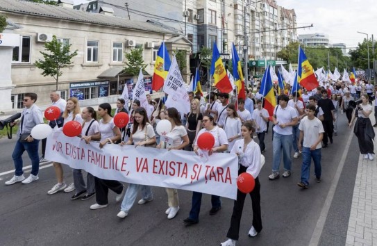 {В центре Кишинева проходит «Марш семьи»} Молдавские Ведомости