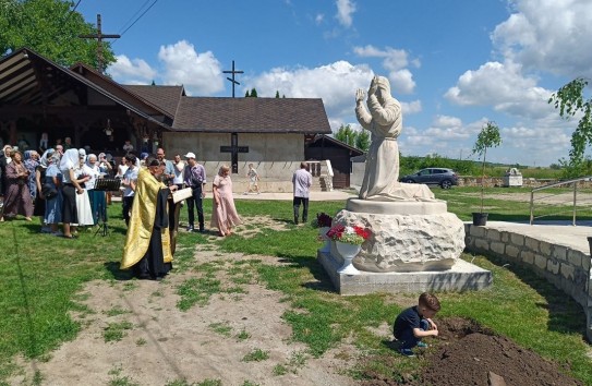 {В Сороках освятили памятник Серафиму Саровскому} Молдавские Ведомости
