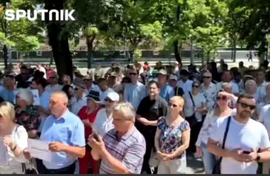 {Протест у парламента: Народ против новой налоговой политики} Молдавские Ведомости