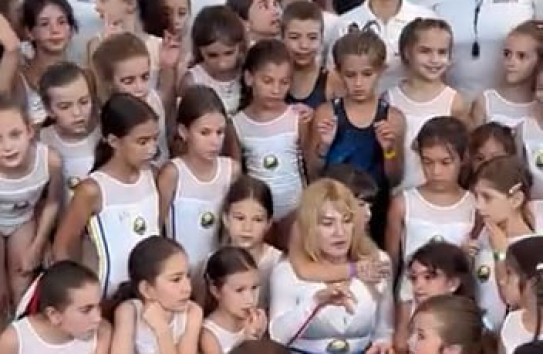 {На открытии комплекса «Надя Комэнечи» гимнастки вышли в костюмах с гербами CР} Молдавские Ведомости