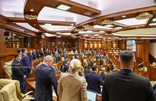 {После часа дебатов по повестке дня все предложения оппозиции были отклонены} Молдавские Ведомости