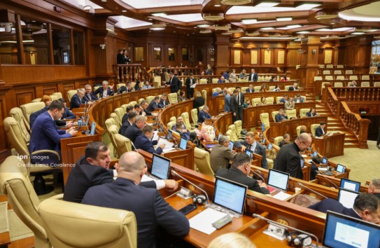 {Парламент проголосовал за переподчинение школ} Молдавские Ведомости