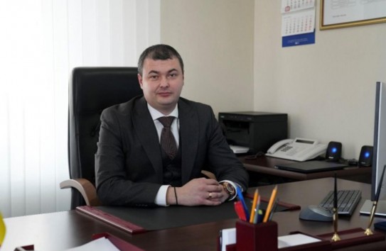 {Директор аэропорта ежемесячно получает по второму окладу} Молдавские Ведомости